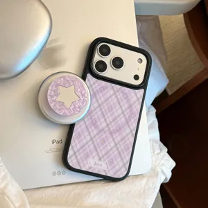 Gros plan d'une coque iPhone à carreaux violets avec un support d'étoile assorti.