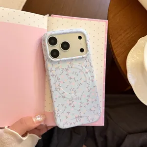 Funda MagSafe para iPhone en azul claro con delicados estampados de rosas rosas