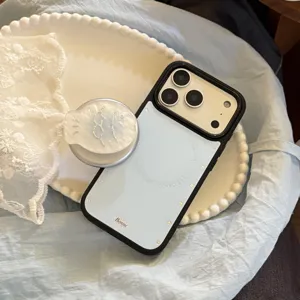 Gros plan de la coque iPhone bleu clair avec support magnétique poisson en nacre.