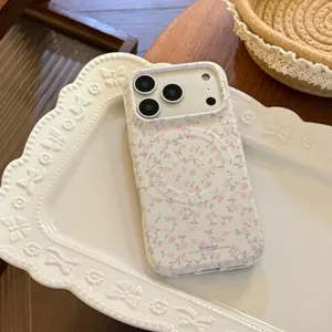 Primer plano detallado de un patrón floral de rosas en una funda de iPhone crema con MagSafe