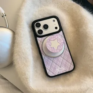 Gros plan sur une coque iPhone à carreaux violets avec un support en étoile nacrée