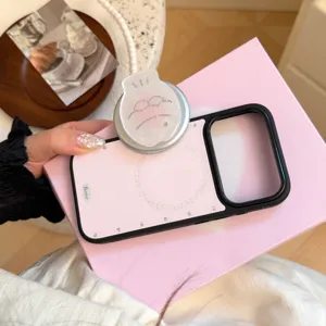 Détail de coque iPhone rose avec support magnétique en forme de coquille et bord noir.