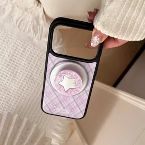 Gros plan détaillé d'une coque iPhone à carreaux violets avec un support en étoile nacrée