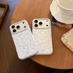 Fundas estéticas para iPhone con flores y MagSafe sobre una mesa de madera rústica