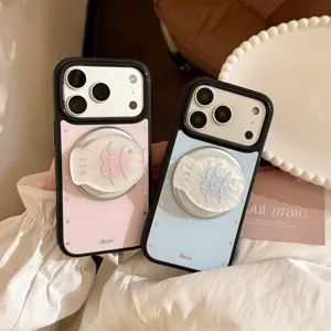 Vue détaillée de l'attache de téléphone en nacre en forme de poisson sur coques