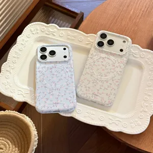 Primer plano del delicado patrón floral de rosas en fundas para iPhone mate