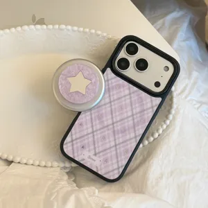 Détail d'une coque iPhone à carreaux violets avec son support de préhension étoilé.