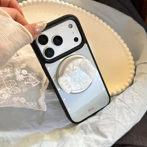 Gros plan sur l'élégant support magnétique en nacre motif poisson pour une coque d'iPhone