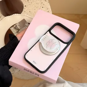 Gros plan détaillé d'une coque iPhone rose avec un support magnétique en nacre en forme de poisson