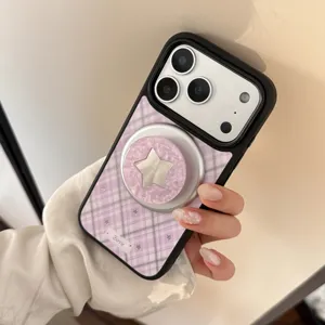 Gros plan d'une coque iPhone à carreaux violets avec un support de téléphone magnétique