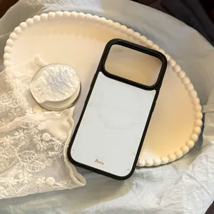 Coque iPhone nacre motif poisson avec support magnétique sur plateau perle élégant.