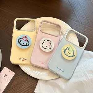 Lot de coques iPhone en silicone pastel avec supports tête d'animal 3D sur assiette
