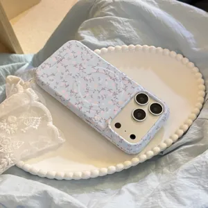 Vista detallada de la funda para iPhone azul claro con un motivo floral de rosas