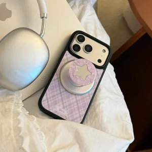 Gros plan d'une coque iPhone à carreaux violets avec un support en nacre en étoile.