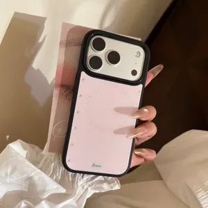 Détail d'une coque iPhone magnétique rose avec strass élégants et le logo de Bonne.