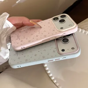 Λεπτομέρεια από μαλακές θήκες iPhone με φλοράλ σχέδιο σε ροζ και πράσινο της μέντας