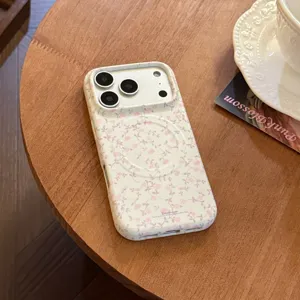 Detalle de funda magnética para iPhone con elegantes rosas rosas sobre una mesa de madera
