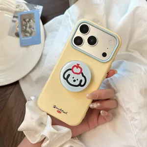 Coque iPhone jaune crème avec pop-socket de chien mignon et cadre de caméra bleu clair.