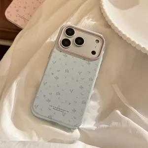Λεπτομέρεια μιας γαλάζιας θήκης iPhone με λεπτό φλοράλ σχέδιο και ανοιξιάτικο ρητό