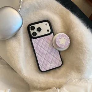 Vue détaillée d'une coque iPhone à carreaux violets avec un support de téléphone en étoile.