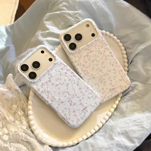 Primer plano de fundas para iPhone con flores rosas vintage y MagSafe en bandeja decorativa