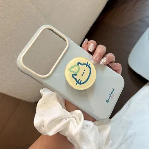Gros plan d'une coque iPhone bleue avec support tête de chat et chouchou étoilé