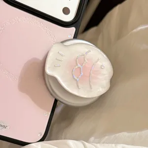 Gros plan détaillé du support de téléphone en nacre sur une coque rose MagSafe élégante