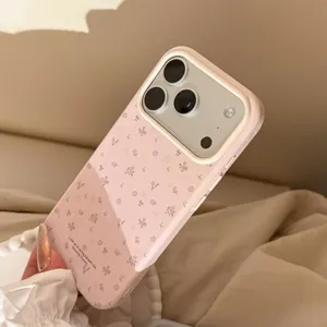 Λεπτομέρεια ροζ μαλακής θήκης iPhone με εκλεπτυσμένα μωβ φλοράλ σχέδια και κείμενο