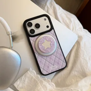 Vue détaillée d'une coque iPhone à carreaux violets avec support magnétique étoile