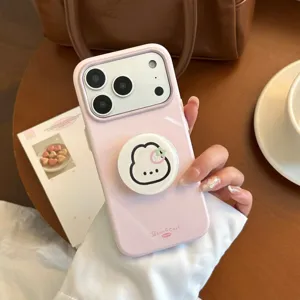 Gros plan d'une coque iPhone rose avec un support pop mignon et un motif animalier