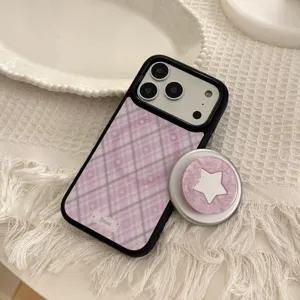 Gros plan d'une coque iPhone à carreaux violets avec support magnétique en étoile