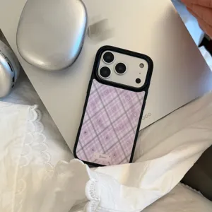Gros plan de la coque iPhone à carreaux violets avec étoiles argentées et texte Bonne