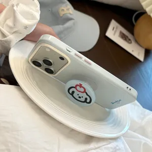 Détail de la coque iPhone bleu clair avec support de tête de chien mignon sur une assiette