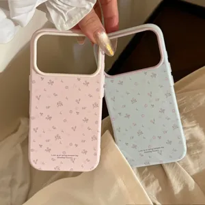 Λεπτομερής προβολή θηκών iPhone με ανοιξιάτικα λουλούδια σε ροζ και μπλε, ματ φινίρισμα
