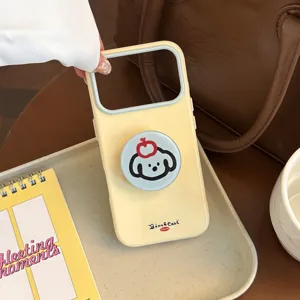 Détail d'une coque iPhone jaune style Ins avec support pop-socket d'avatar de chien mignon.