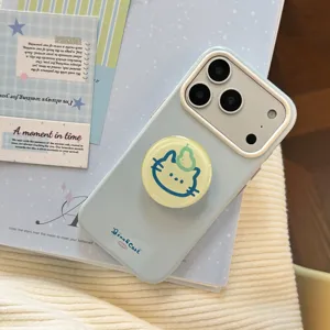 Gros plan sur une coque iPhone bleu clair avec support pop socket tête de chat