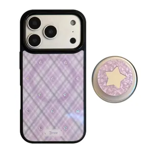 Coque iPhone magnétique à motif d'étoiles mauves avec un support en nacre assorti