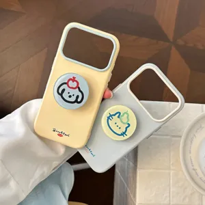 Vue détaillée de deux coques de téléphone pastel avec illustrations d'animaux et pop sockets