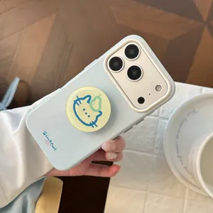 Détail d'une coque iPhone bleu clair avec support de téléphone chat et logo de marque