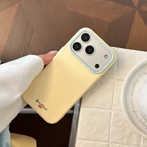 Détail d'une coque iPhone en silicone souple jaune pâle avec cadre de caméra bleu.