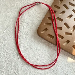 Vista dettagliata di una collana di perle di spinello rosso sfaccettato a strati