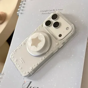 Detailweergave van transparante iPhone-hoes met parelmoer sterhouder en zilveren sterren.