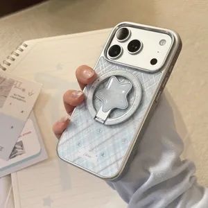 Gros plan de la coque iPhone à carreaux bleus avec support d'anneau étoile argenté