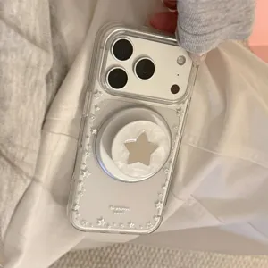Detail van transparant iPhone-hoesje met zilveren sterpatronen en pop-socket