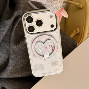 Vue détaillée d'un support magnétique en forme de cœur sur une coque iPhone pour enfants
