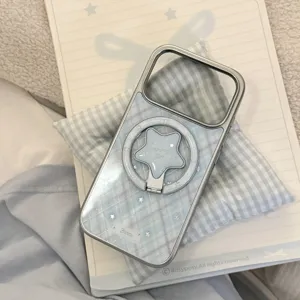 Vue détaillée de la coque iPhone à carreaux bleus avec support magnétique étoile