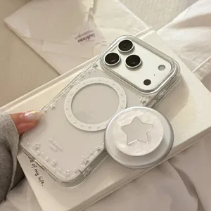Detailweergave van transparant iPhone-hoesje met zilveren parelmoeren sterren en grip.