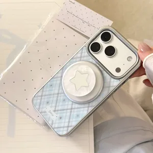Gros plan sur une coque iPhone à carreaux bleus avec un support d'étoile en nacre