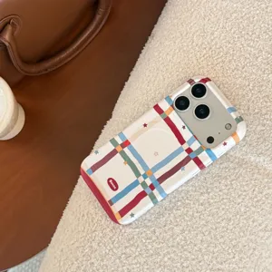 Κοντινό πλάνο πολύχρωμης θήκης iPhone με μαγνητικό δακτύλιο σε μαλακό μαξιλάρι.