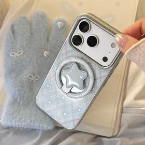 Vue détaillée de la coque iPhone à carreaux bleus avec support magnétique étoile